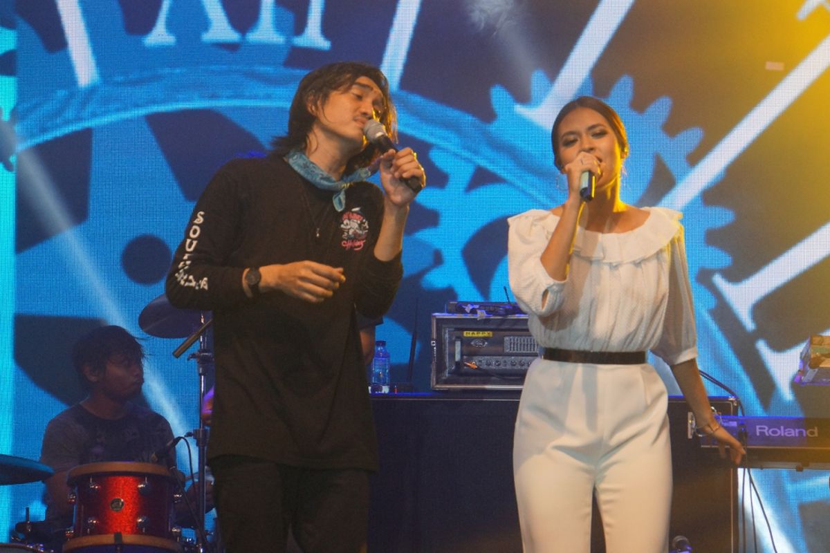 Sheila On 7 dan Raisa saat menyanyikan lagu Sebuah Kisah Klasik  di Line Concert yang digelar di Medan International Convention Center, Medan Sunggal, Sumatera Utara, pada Sabtu (27/1/2018)