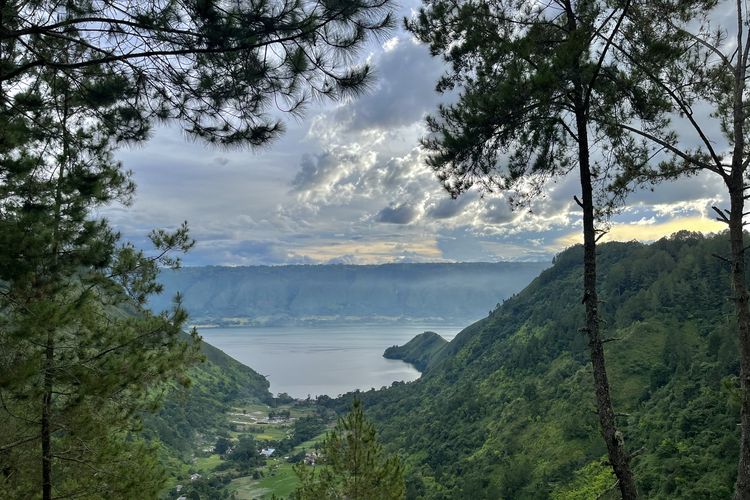 Pemandangan Danau Toba dari Bobocabin Kaldera, Toba, Sumatera Utara, Rabu (14/5/2025). 