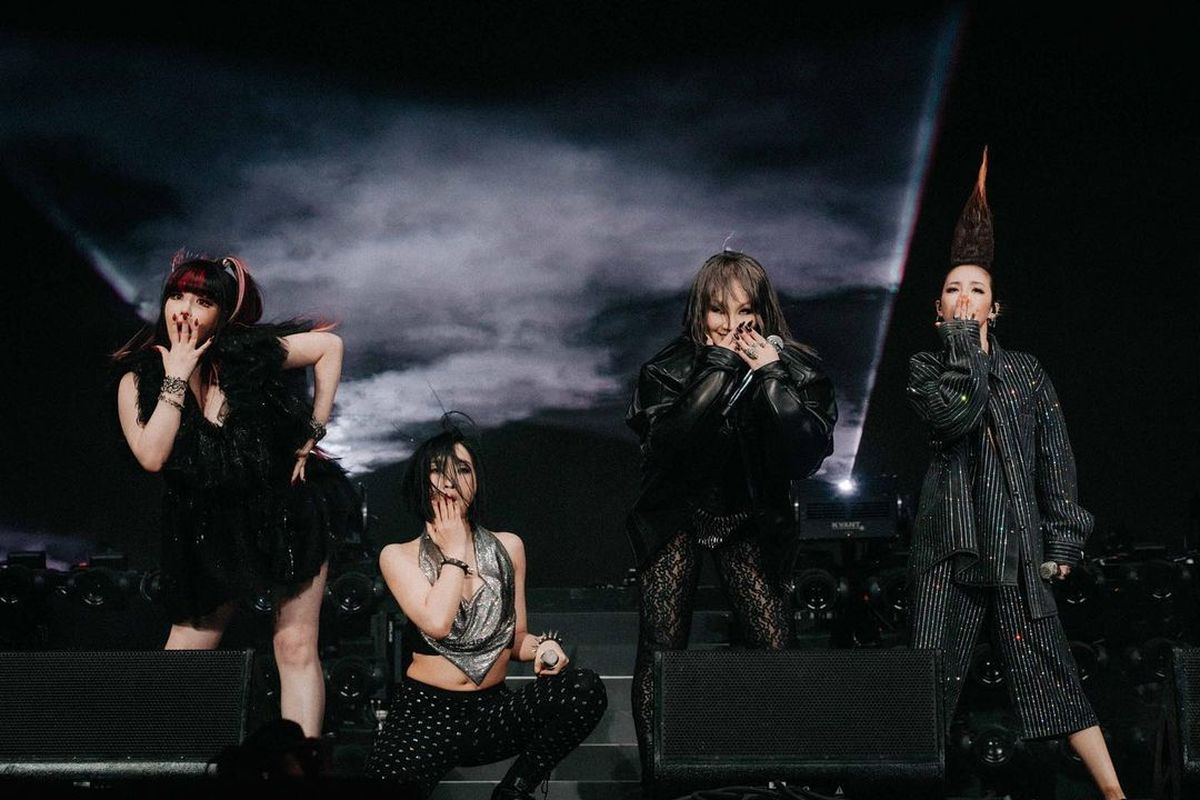 2NE1 tampil di panggung Coachella 2022.