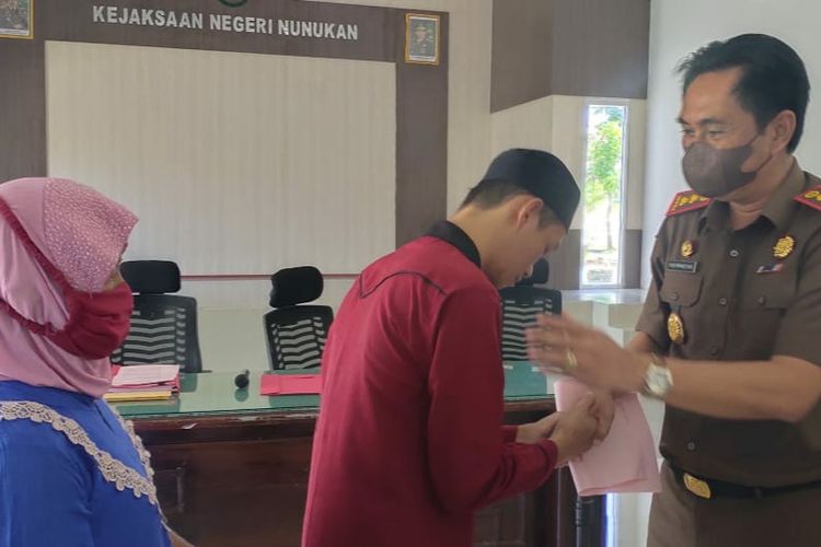 Kajari Nunukan Kaltara Yudhi Prihastoro memberikan surat pernyataan Restorative Justice bagi Zulkifli, tersangka kasus pemukulan temannya yang terancam 5 tahun penjara