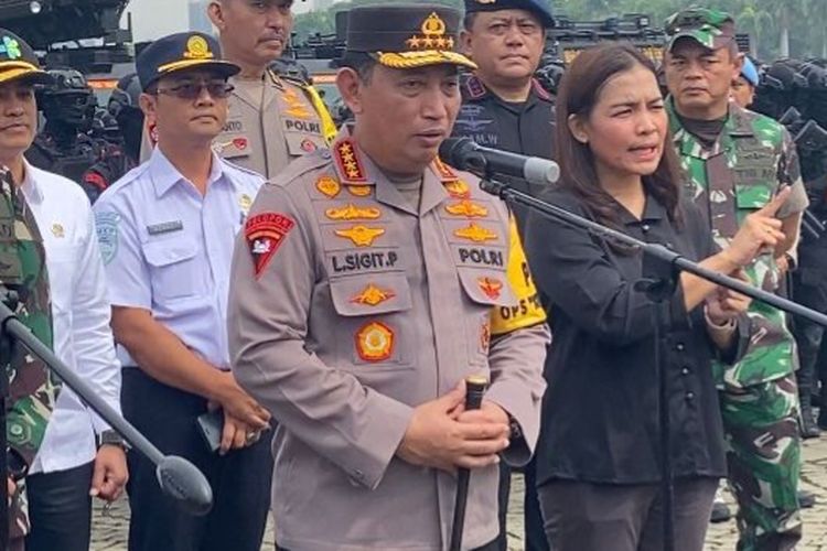 Kapolri Jenderal Listyo Sigit Prabowo usai memimpin Apel Operasi Ketupat 2024 di Lapangan Silang Monas, Jakarta, Rabu (3/4/2024).