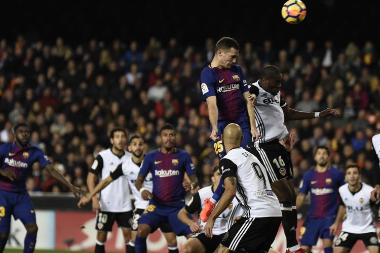 Bek Barcelona asal Belgia, Thomas Vermaelen (kiri), berebut bola dengan pemain Valencia, Geofrey Kondogbia, dalam pertandingan Liga Spanyol di Stadion Mestalla, Valencia, 26 November 2017.