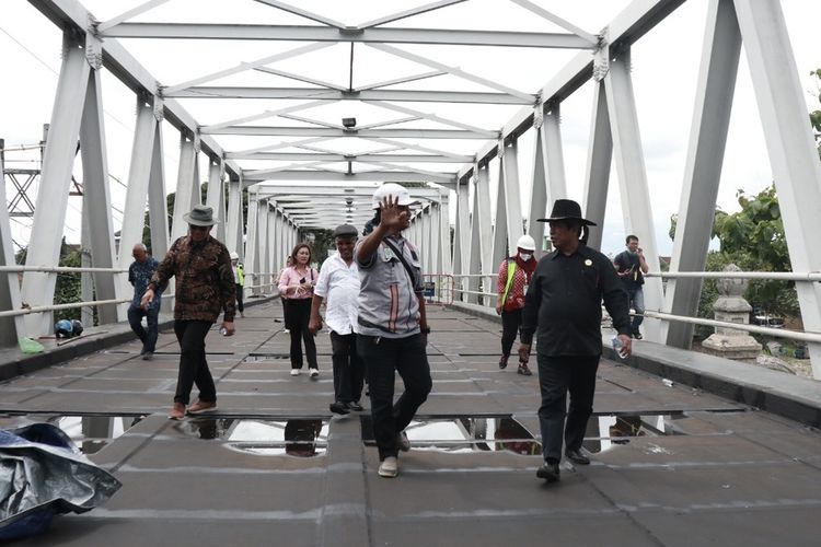 Inspeksi mendadak (sidak) oleh Komisi III Dewan Perwakilan Rakyat Daerah (DPRD) Solo, saat renovasi Jembatan Mojo di perbatasan antara Kabupaten Sukoharjo dengan Kota Solo, Jawa Tengah, pada Rabu (30/11/2022).