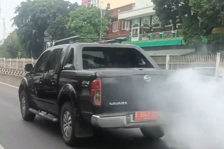 Tangkapan layar mobil double cabin milik Pemprov DKI Jakarta yang mengeluarkan asap tebal di Jalan Mampang Prapatan Raya, Senin (11/9/2023) 