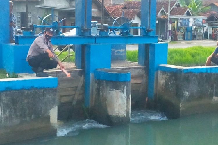 Polisi menunjukkan TKP pintu air saluran irigasi Kedungsamak, Desa Kemangguan, Kecamatan Alian tempat seorang santri Podok Pesantren (Ponpes) Al Istiqomah Kebumen, Jawa Tengah tewas tenggelam, Rabu (1/6/2022).