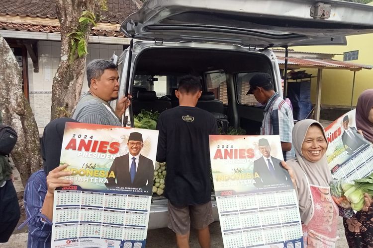 Kalender dan tabloid bergambar mantan Gubernur Jakarta Anies Baswedan disebarkan di Kabupaten Purworejo. Kalender tersebut disebarluaskan oleh sekelompok orang yang menyebut dirinya Relawan Aliansi Nasional Indonesia Sejahtera (ANieS).