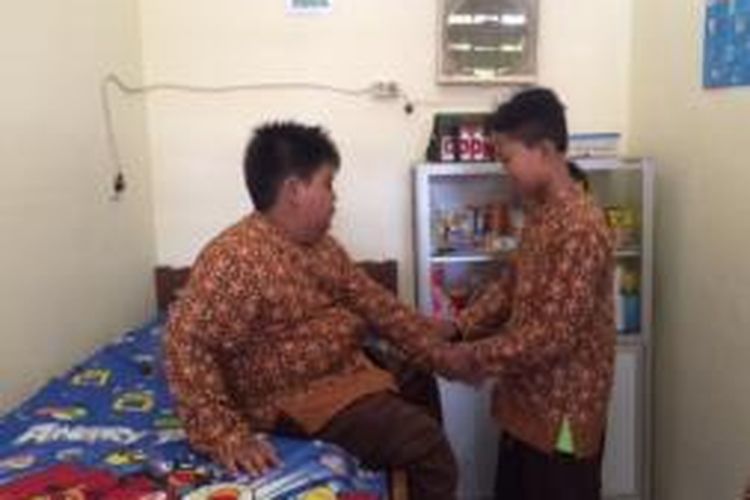 Siswa-siswa berkebutuhan khusus di SLB Bangun Putra, Bantul, Yogyakarta, sedang mempraktikkan cara penanganan luka ringan.