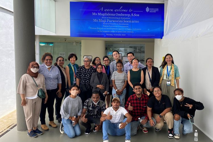Delapan mahasiswa Papua diterima di James Cook University, Singapore pada November 2022.