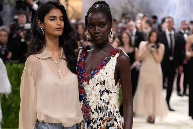 Tangakapan layar akun Instagram The Cut @thecut. Bhavitha Mandava memulai perjalanan kariernya dari momen tak terduga di subway Brooklyn sebelum membuka show Chanel dan debut di Met Gala 2026.