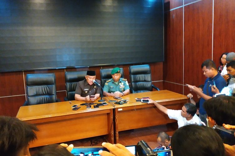 Wali Kota Depok Mohammad Idris (kiri) dalam konferensi pers di Balai Kota Depok, Jawa Barat, Senin (2/3/2020) terkait warganya positif virus corona.