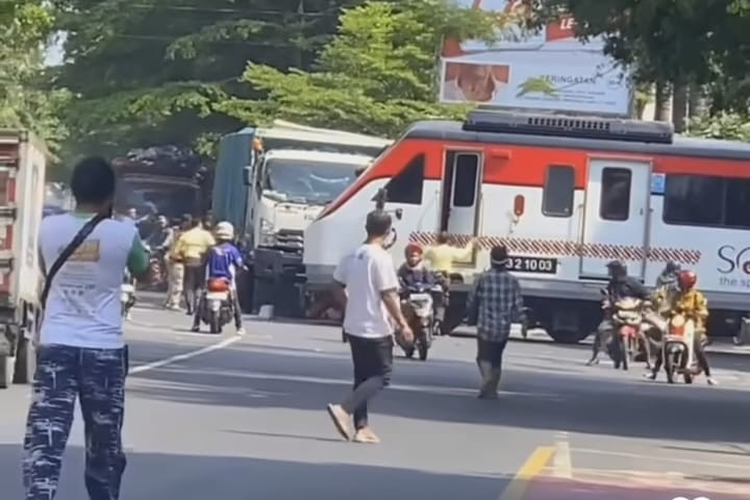 KA Batara Kresna berhenti seusai terlibat kecelakaan dengan truk di Km 0+5 antara Stasiun Solo Kota-Purwosari tepatnya di lampu lalu lintas Sangkrah, Solo, Jawa Tengah, Senin (18/12/2023).