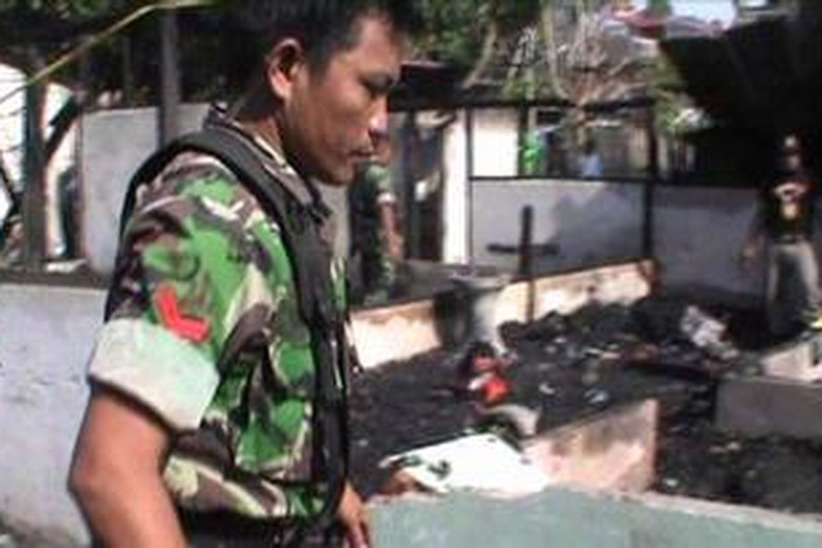 Tentara terlihat membersihkan puing-puing kebakaran di Asrama Kodim 1405 Ujung Baru, Kota Parepare.