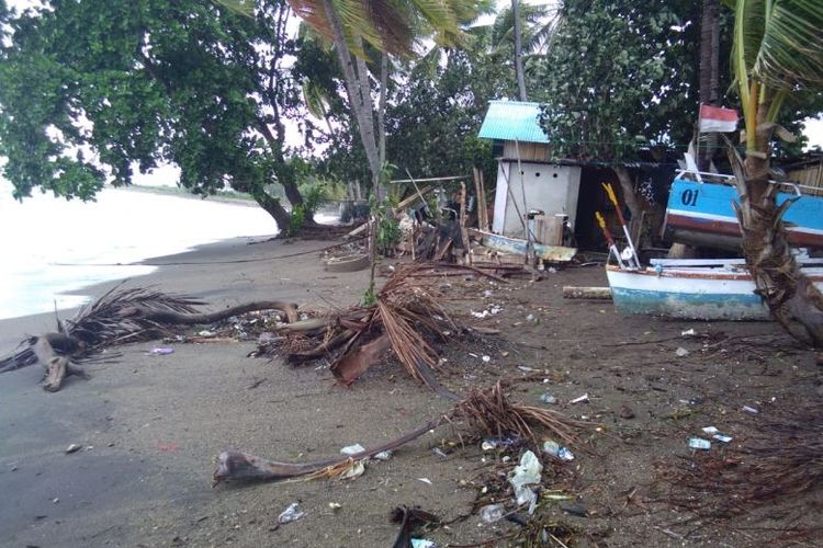 Angin kencang dan gelombang pasang sejak Sabtu (20/11/2021) menyebabkan pantai di Waioti, Kelurahan Waioti, Kecamatan Alok Timur, Kabupaten Sikka dipenuhi sampah 