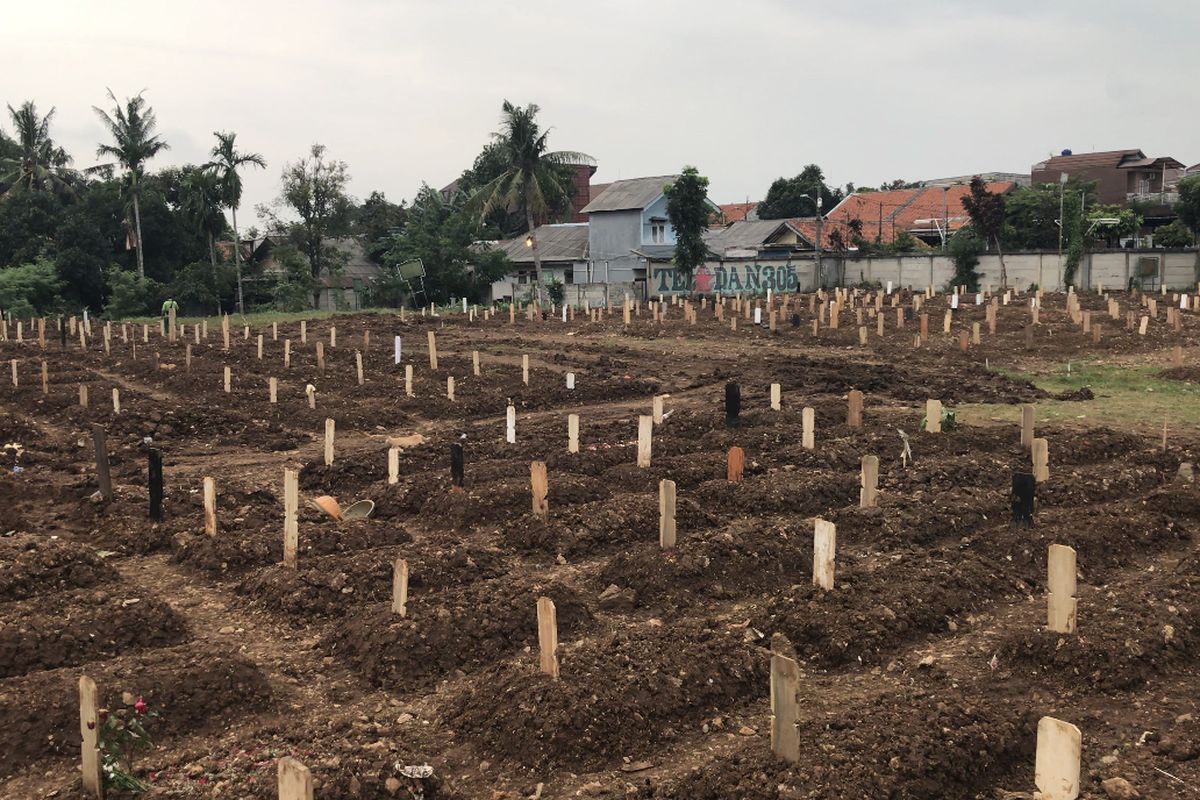 Suasana Taman Pemakaman Umum (TPU) Srengseng Sawah, Jagakarsa, Jakarta Selatan khusus pemakanan jenazah pasien Covid-19 pada Sabtu (23/1/2021) sore.