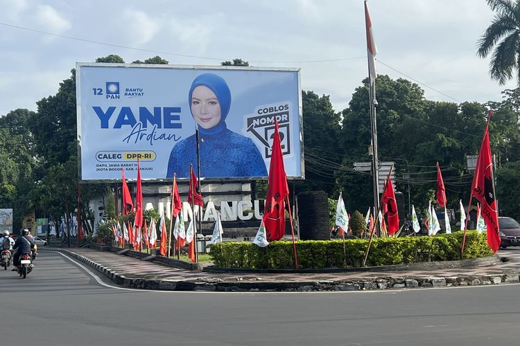 Bendera partai politik (Parpol) penuhi Taman Air Mancur, Jalan Jenderal Sudirman, Kelurahan Tanah Sareal, Kecamatan Tanah Sareal, Kota Bogor, pada Minggu (14/1/2024).