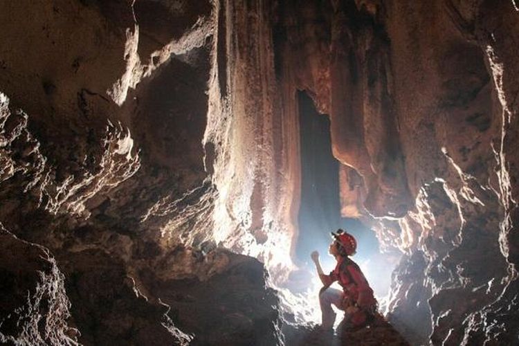 Tim telusur goa Mapala UI saat berada di Goa Cikuda, Desa Leuwikaret, Kecamatan Kelapanunggal, Kabupaten Bogor, Jawa Barat. Kegiatan ini merupakan sarana latihan ekspedisi Wonogiri Caving Expedition 2016.