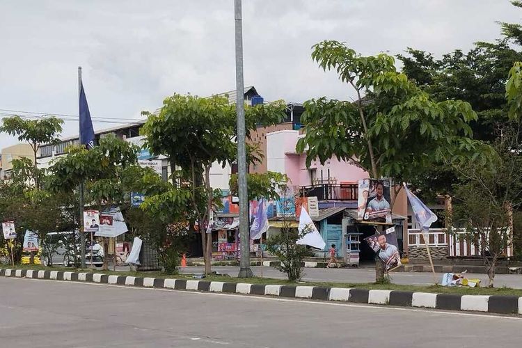 Alat Peraga Kampanye (APK) terpasang di sepanjang jalan pintu tol Saroja, Soreang, Kabupaten Bandung, Jawa Barat pada Rabu (24/1/2024)
