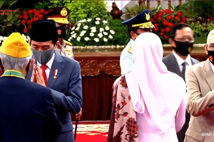 Presiden Joko Widodo melantik pengurus Dewan Pimpinan Pusat dan Dewan Pertimbangan Pusat Legiun Veteran Republik Indonesia (LVRI).   Pelantikan berlangsung di Istana Negara, Jakarta, Rabu (24/6/2020) dengan protokol pencegahan Covid-19. 