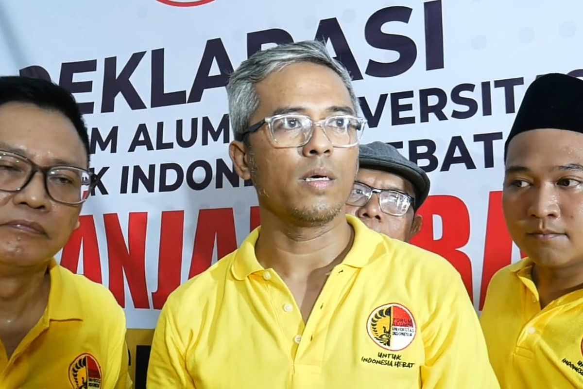Perwakilan alumni Universitas Indonesia, Aganda Armen (tengah) dan Sigit Edi Sutomo (kiri), yang mendeklarasikan dukungannya kepada Ganjar Pranowo di pemilihan presiden 2024, Rabu (10/5/2023). 