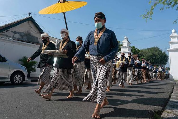 Abdi Dalem Keraton Yogyakarta membawa uborampe atau sesaji Gunungan Syawal menuju Masjid Gedhe Kauman, Kraton, Yogyakarta, Selasa (3/5/2022). 