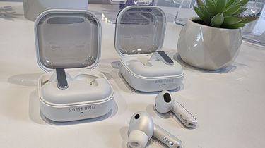 TWS Samsung Galaxy Buds 4 dan Buds 4 Pro Resmi, Desain Transparan dan Batang Aluminium
