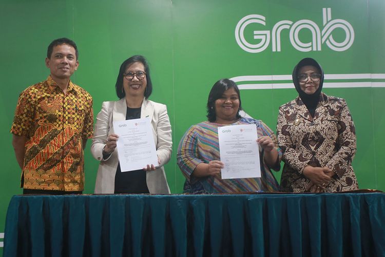 Kiri-kanan: Direktur Reserse Kriminal Umum Polda DIY, AKBP Burkan Rudy Satria; Managing Director Grab Indonesia Neneng Goenadi, Koordinator Sekretariat Nasional Forum Pengada Layanan (FPL) Veni Siregar, dan Wakil Bupati SlemanSri Muslimatun usai penandatanganan nota kesepahaman antara Grab Indonesia dengan FPL mengenai pencegahan dan penanganan korban kekerasan seksual di Yogyakarta, Jumat (24/01/2020)