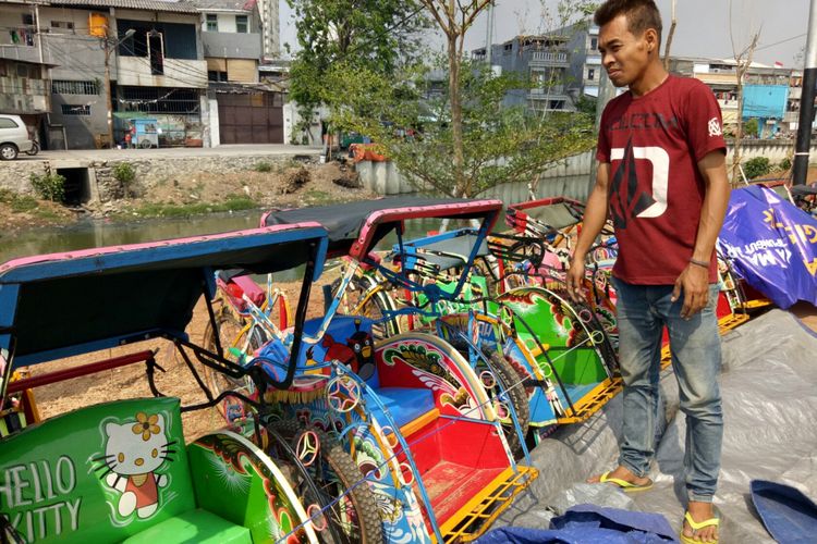 Penyewaan becak mini di Ruang Publik Terpadu Ramah Anak (RPTRA) Kalijodo.