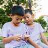 Nonton YouTube Sebabkan Speech Delay pada Anak? Ini Tips Mencegahnya