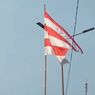 Polisi Turunkan Bendera Merah Putih Selang-seling di Kawasan Pasar Minggu