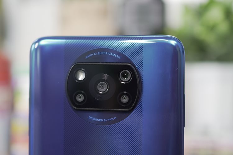 Modul kamera Poco X3 NFC yang memuat empat kamera punggung dan saty buah LED Flash