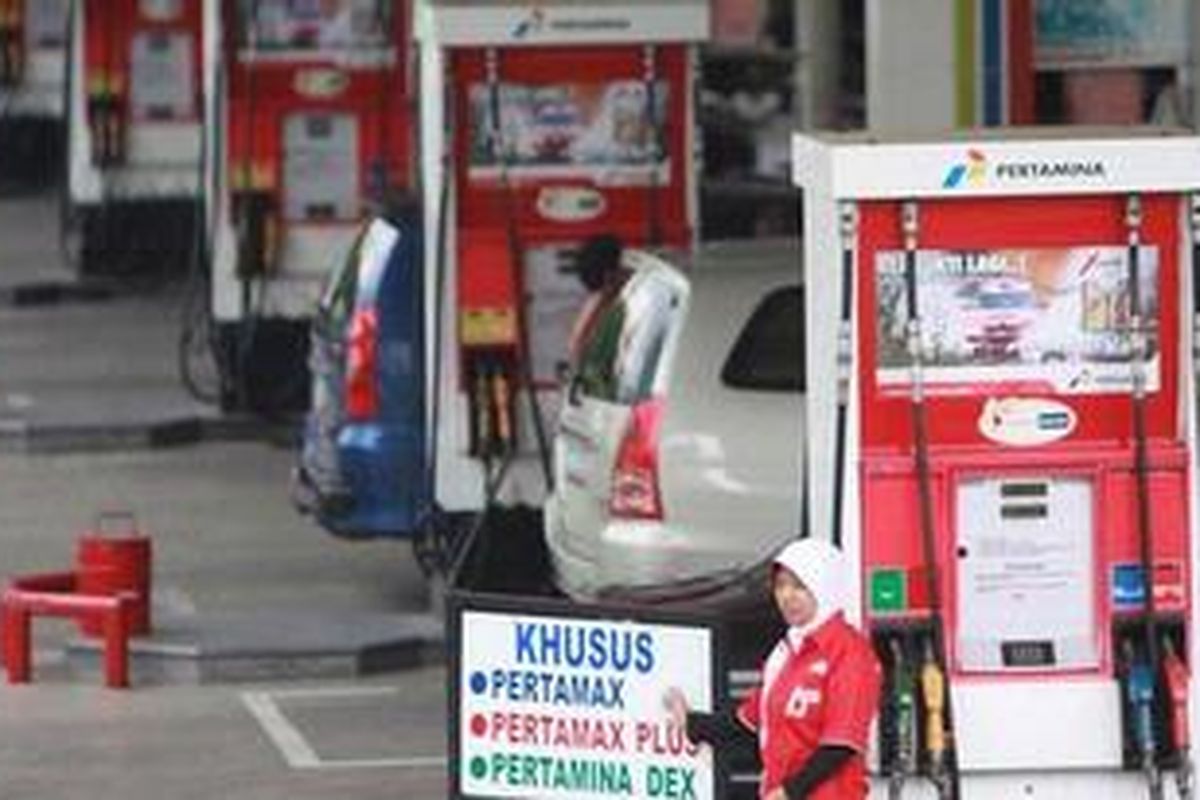 Petugas menawarkan BBM nonsubsidi  di SPBU HR. Rasuna Said, Jakarta Selatan. 