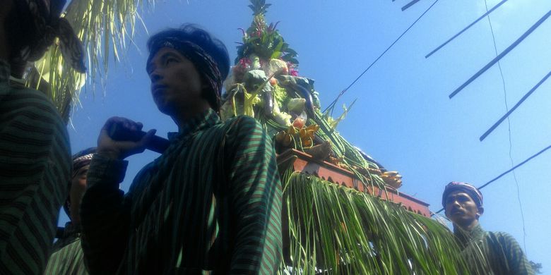 Nyadran sekaligus merti dusun berlangsung di Dusun Tritis, Desa Ngargosari, Kecamatan Samigaluh, Kulon Progo, DI Yogyakarta beberapa hari lalu. Ngalap berkah atau warga berebut gunungan hasil bumi menjadi pemuncak di tradisi masyarakat ini. Sabtu (5/5/2018), tradisi serupa akan berlangsung di alun-alun Wates, dalam jumlah warga yang sangay banyak.