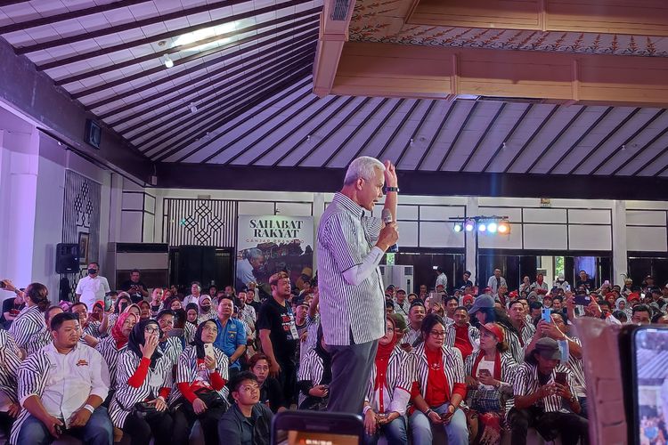 Gubernur Jawa Tengah, Ganjar Pranowo, di hadapan ratusan relawannya pada acara  Silaturahmi 1 Muharam 1445H Relawan Ganjar Pranowo di Wisma Serbaguna Senayan, Jakarta, Rabu (19/7/2023).