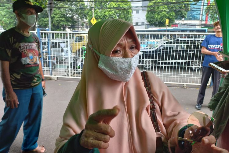 Salah satu nasabah korban gagal bayar Wanaartha Life bernama Anita Manullang (68) saat ditemui di depan kantor pusat Wanaartha Life, Rabu (7/12/2022).