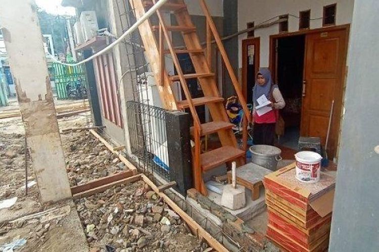 Suasana rumah Wiwiek (56), yang akses keluarnya ditutup bangunan besar milik yayasan Sekolah di sekitar Jalan Cempaka Baru Timur, Kecamatan Kemayoran, Jakarta Pusat, Rabu (2/9/2020). 
