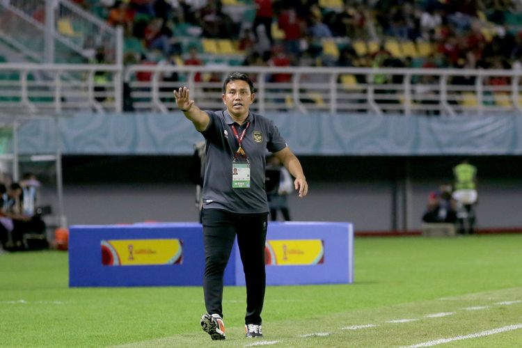 Pelatih Timnas Indonesia Bima Sakti saat laga ketiga babak penyisihan Grup A Piala Dunia U17 2023 Indonesia melawan Maroko yang berakhir dengan skor 3-1 di Stadion Gelora Bung Tomo Surabaya, Jawa Timur, Kamis (16/11/2023) malam.