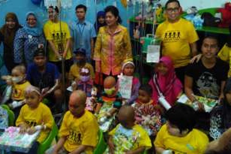 Menteri Kesehatan Nila Moeloek bersama anak-anak penderita kanker di RS.Kanker Dharmais Jakarta. 