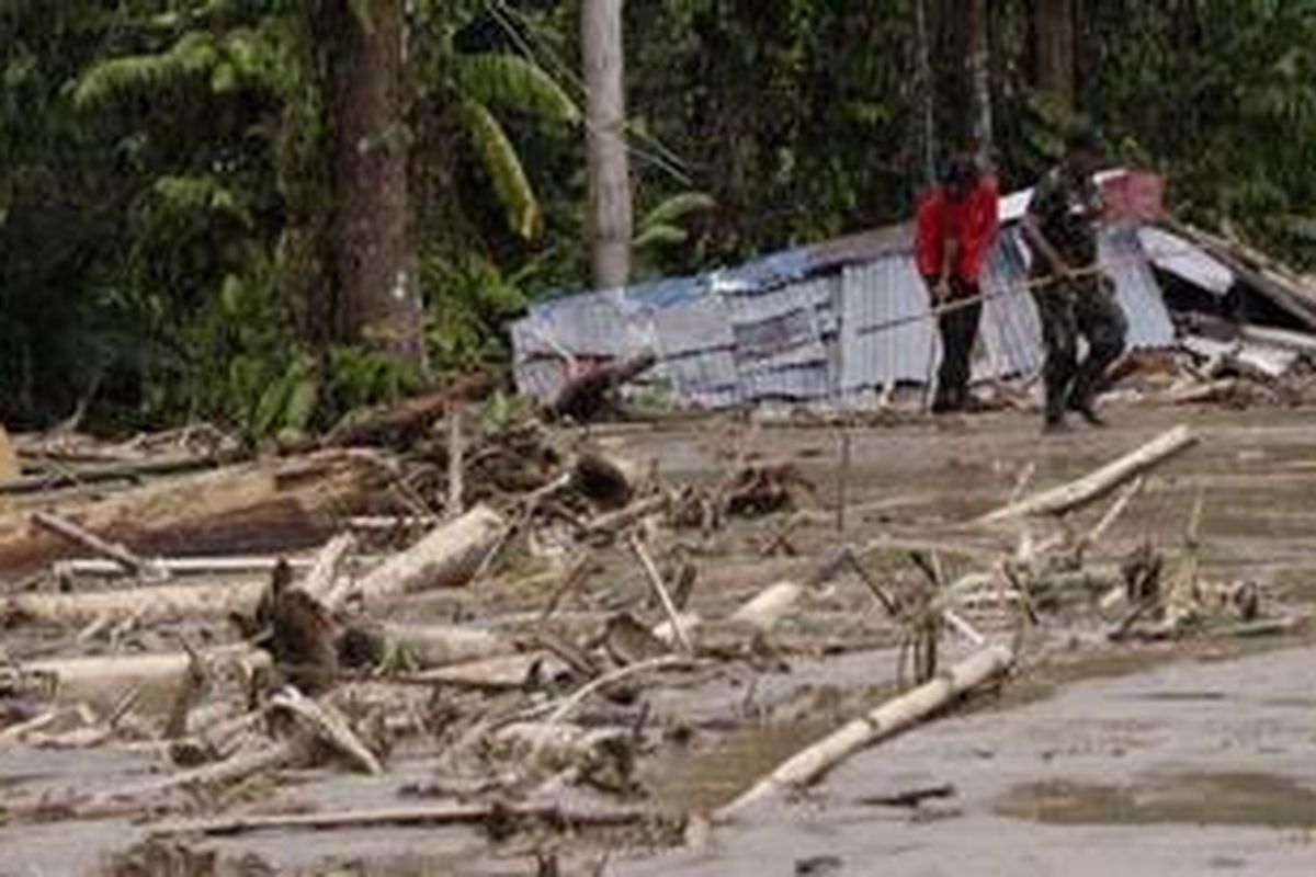 Situasi Wasior, Teluk Wondama, Papua Barat setelah banjir bandang yang melanda kawasan tersebut, Senin (4/10/2010).