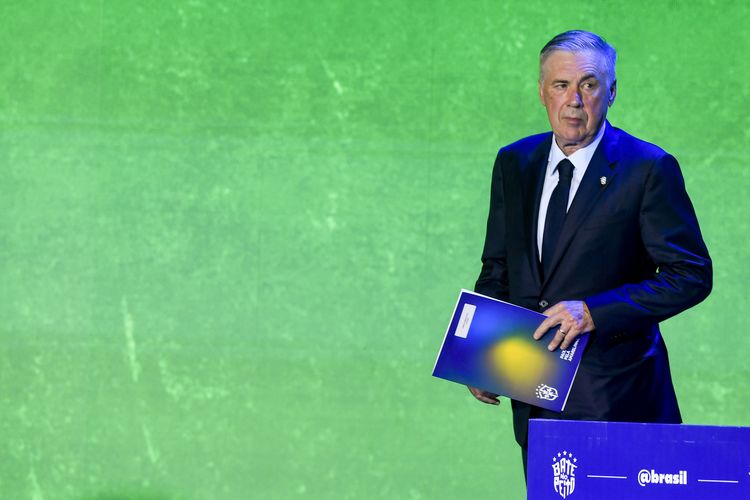 Carlo Ancelotti, pelatih kepala timnas Brasil, meninggalkan ruangan setelah konferensi pers pengumuman skuad 26 pemain untuk Piala Dunia 2026 di Rio de Janeiro, Brasil, 18 Mei 2026.