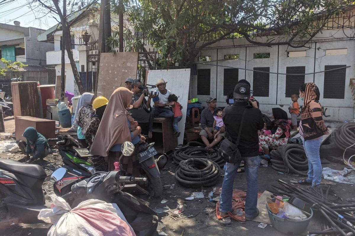 Gubuk kayu yang dibangun warga terdampak penggusuran Sunter Agung, Tanjung Priok, Jakarta Utara dibongkar Satpol PP, Selasa (19/11/2019).