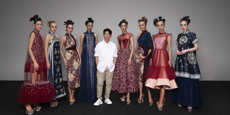 Desainer Sebastian Gunawan (tengah) bersama model yang memeragakan koleksi Imlek bertajuk Yao Xiang Wang Xi.