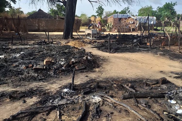 Foto setelah terjadinya serangan di desa Masteri, Darfur barat, Sudan, Sabtu, 25 Juli 2020. Gelombang kekerasan baru-baru ini di Darfur, wilayah bekas perang di Sudan barat,  membuat lebih dari 14.000 anak kehilangan perawatan medis, menurut laporan kelompok bantuan terkemuka pada Kamis, 30 Juli 2020.