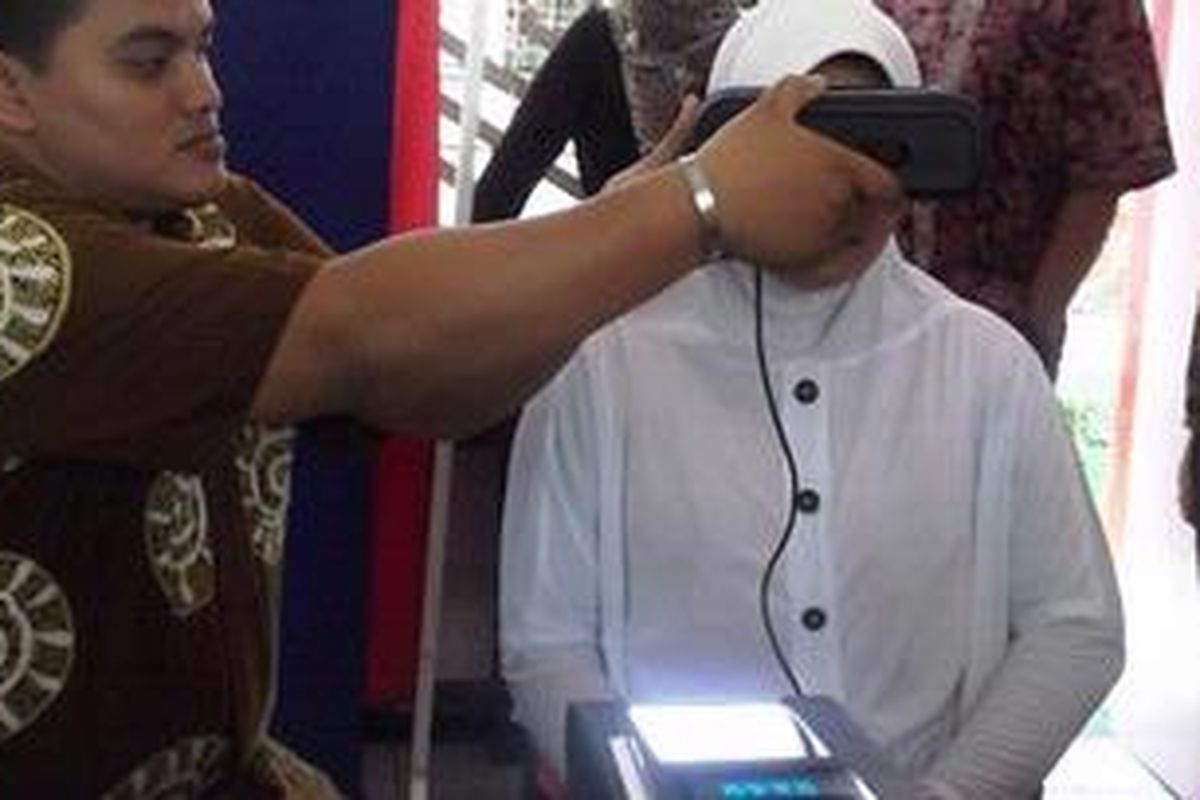 Seorang narapidana wanita di LP wanita Sukun Kota Malang, Jawa Timur, mengkuti proses pengurusan e-KTP yang dilaksanakan oleh Dispendukcapil Kota Malang.