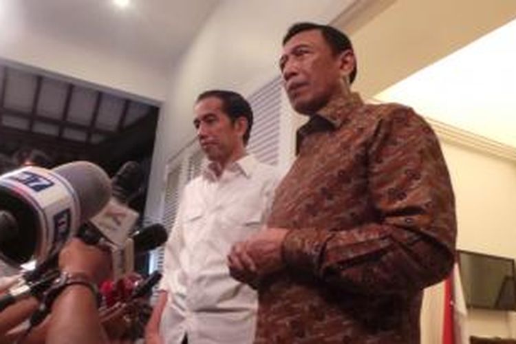 Presiden terpilih Joko Widodo melakukan pertemuan tertutup dengan Ketua Umum Partai Hanura Wiranto di Kantor Transisi, Jakarta Pusat, Kamis (11/9/2014) malam.