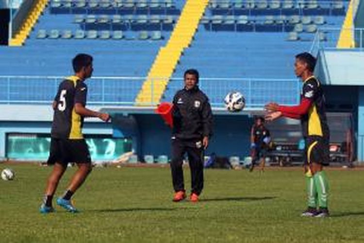 Jafri Sastra (tengah), ketika masih menjadi pelatih Mitra Kukar dan memantau sesi latihan timnya di Stadion Kanjuruhan, Kabupaten Malang, Sabtu (16/1/2016). Kini, Jafri Sastra diberi kepercayaan menjadi pelatih Persipura Jayapura.