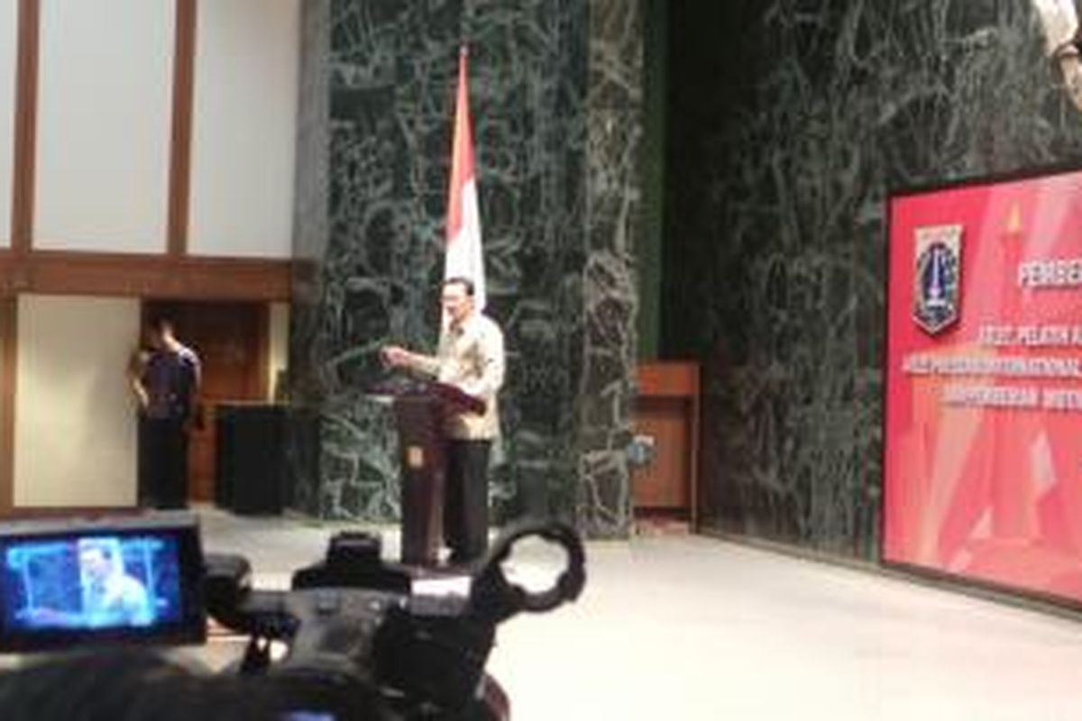 Gubernur DKI Jakarta Basuki Tjahaja Purnama dalam memberikan sambutan di acara pemberian bonus atlet berprestasi, di Balaikota, Kamis (20/11/2014).