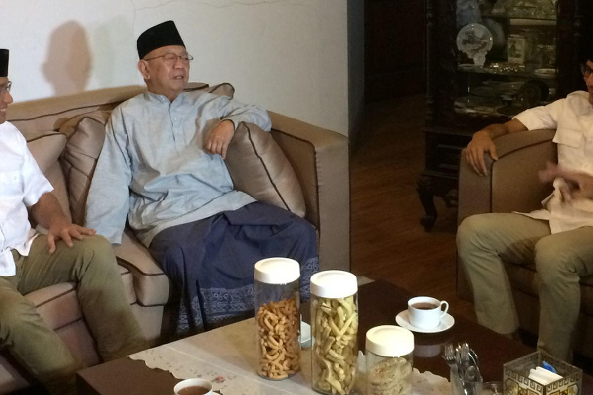Calon gubernur-wakil gubernur DKI Jakarta, Anies Baswedan-Sandiaga Uno, sowan ke KH Salahudin Wahid atau biasa dikenal Gus Sholah, Jalan Bangka, Senin (20/3/2017). Pertemuan dilakukan di rumah Gus Sholah.