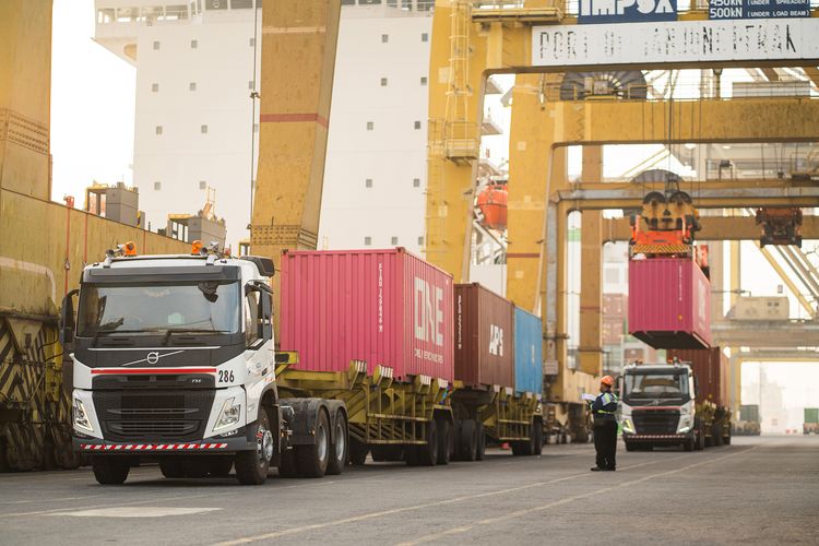 Ilustrasi kegiatan stevedoring di PT Terminal Peti Kemas (TPT) Surabaya 