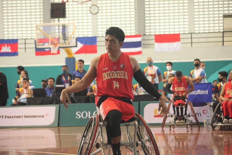 Atlet Indonesia, I Komang Suparta, kala melakoni duel kontra Thailand pada pertandingan basket 3x3 kursi roda dalam ajang ASEAN Para Games 2022 di Sritex Arena, Solo, Sabtu (30/7/2022).