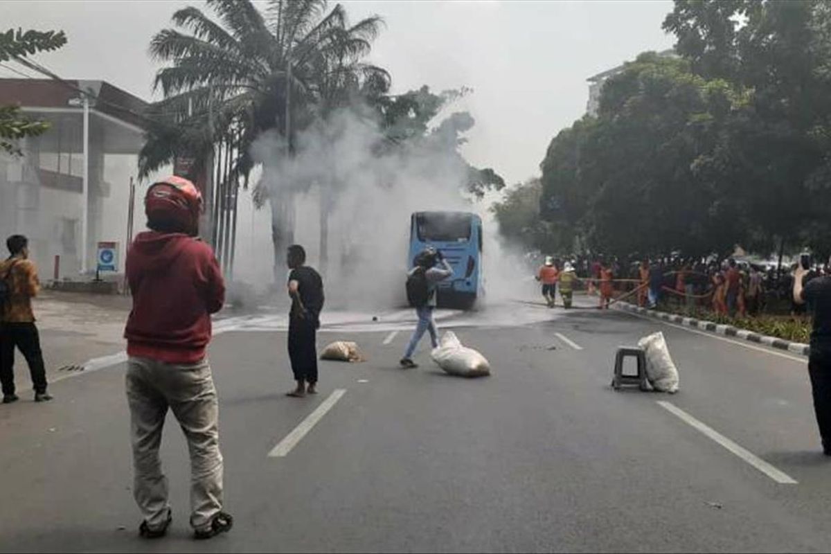 Sebuah mini bus Transjakarta jurusan Kampung Melayu-Pulogebang terbakar di Jalan Basuki Rahmat tepatnya depan pom bensin Basuki Rahmat, Cipinang Besar Selatan, Jatinegara, Sabtu (20/7/2019) pukul 11.45.
